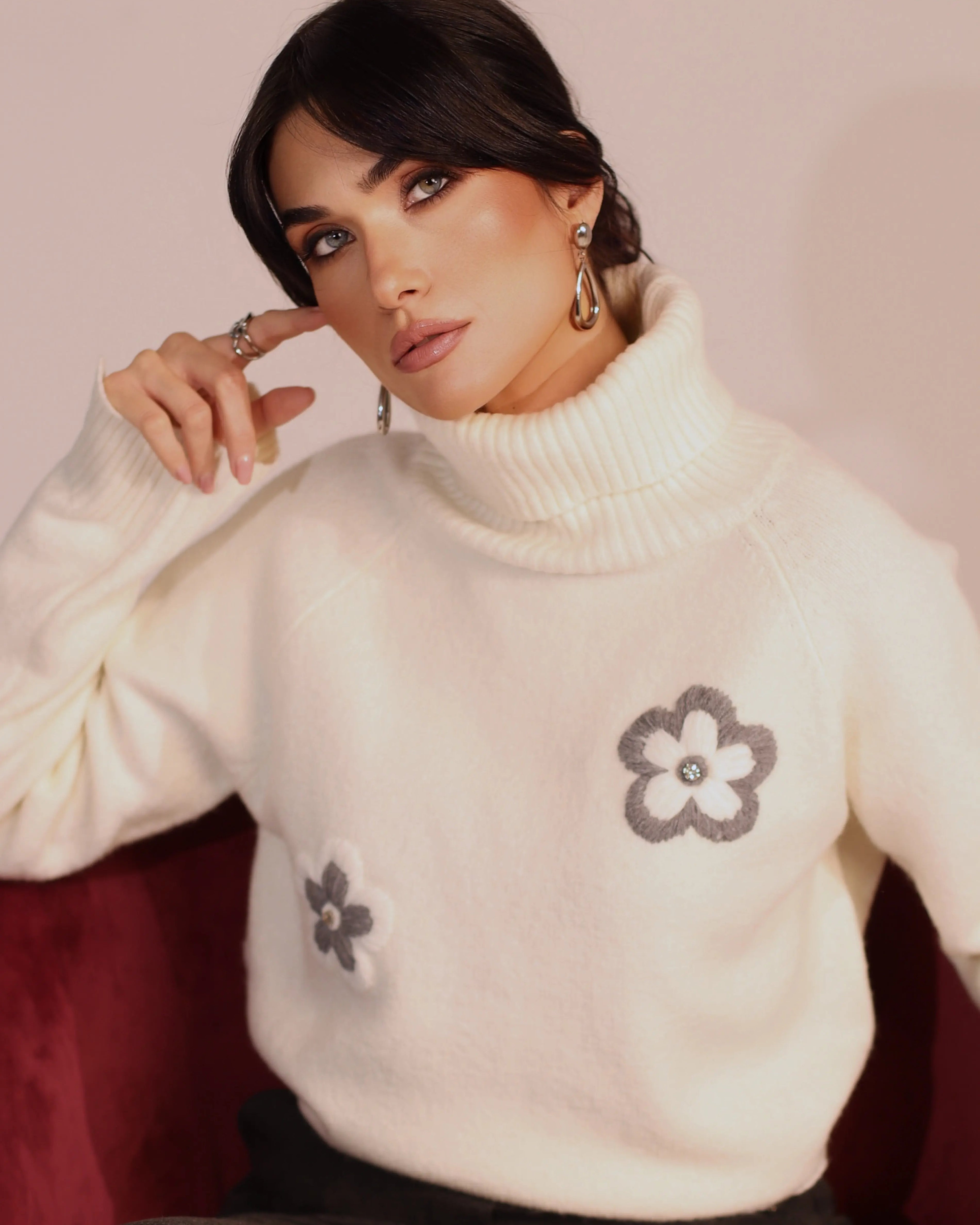 Dolcevita con fiori ricamati DORABELLA