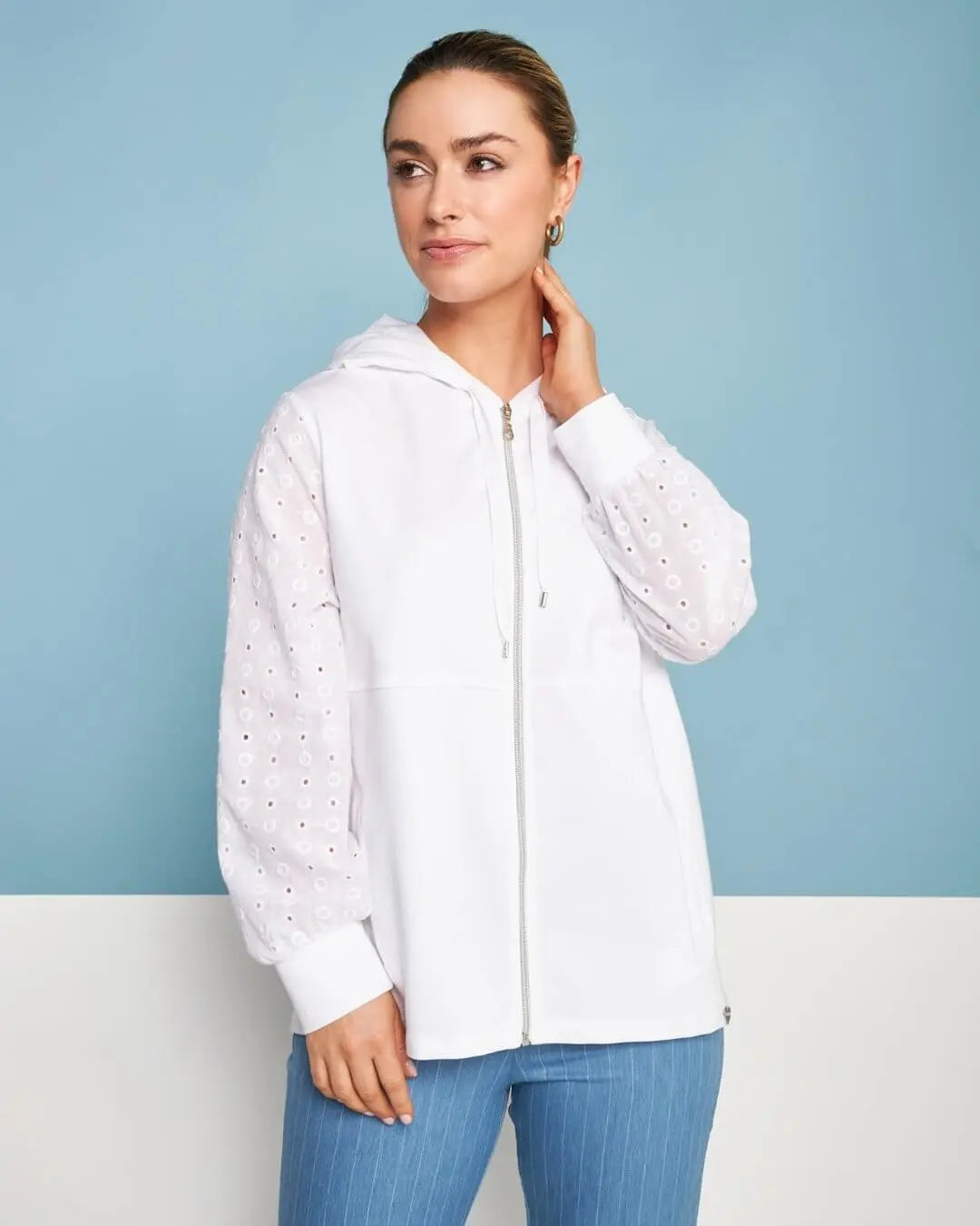 Felpa con zip e cappuccio in jersey di cotone elasticizzato con maniche in pizzo sangallo. BIANCO DORABELLA