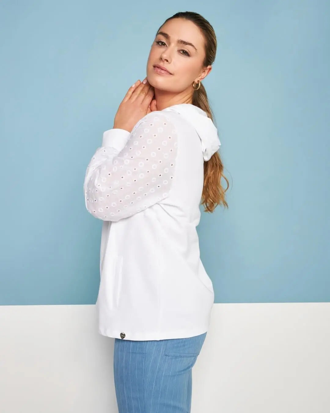 Felpa con zip e cappuccio in jersey di cotone elasticizzato con maniche in pizzo sangallo. BIANCO DORABELLA