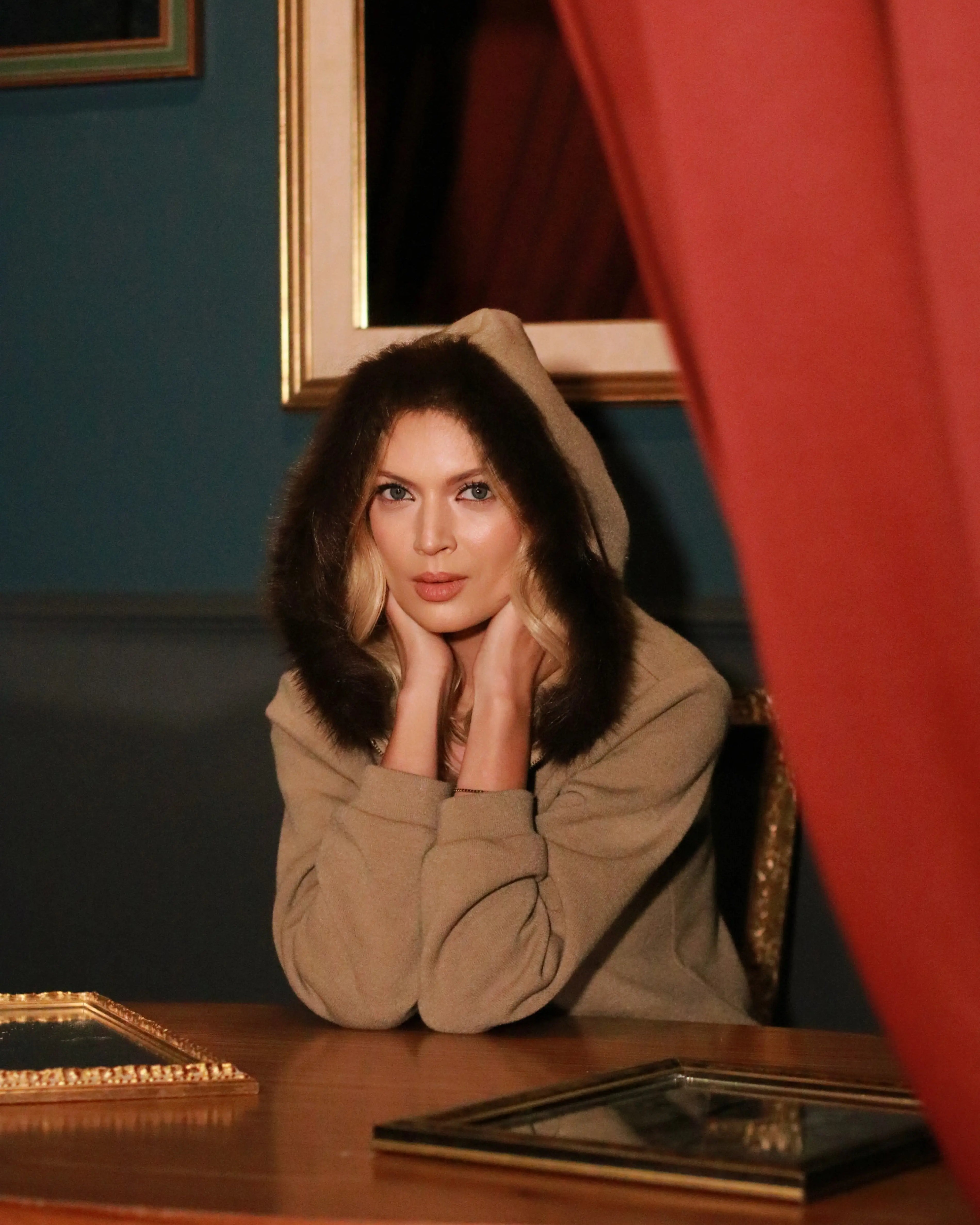 Felpa in maglia con bordo in pelliccia DORABELLA