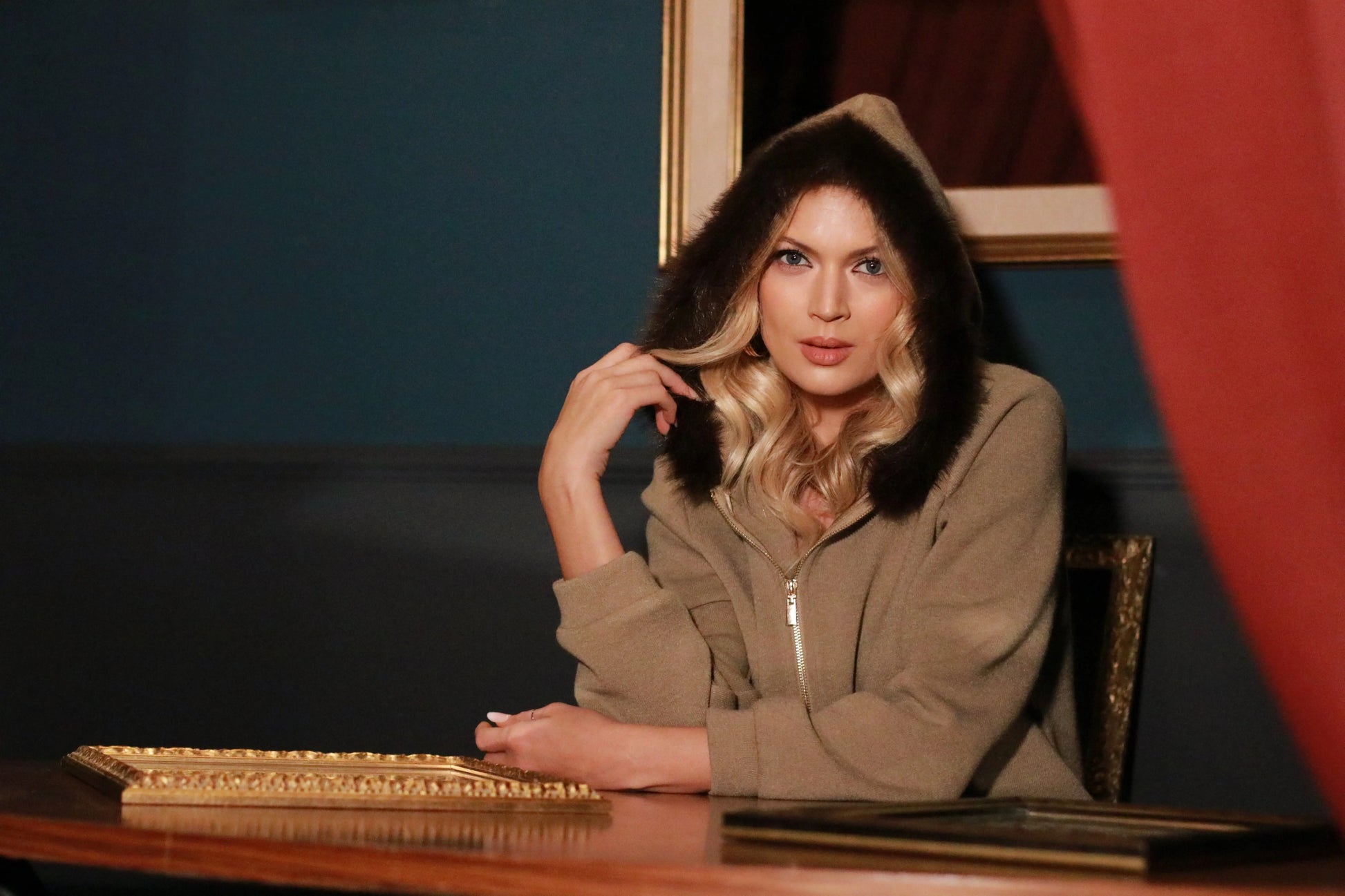 Felpa in maglia con bordo in pelliccia DORABELLA