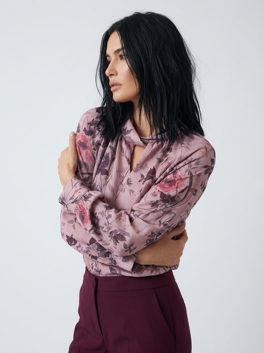 Blusa con collo intrecciato