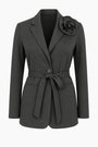 Giacca con cintura e spilla DORABELLA