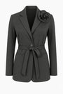 Giacca con cintura e spilla DORABELLA