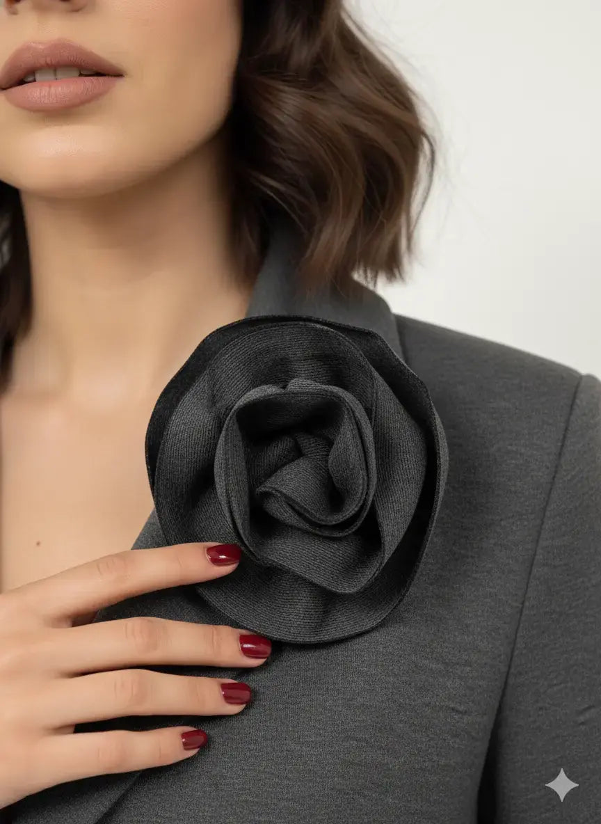 Giacca con cintura e spilla DORABELLA