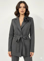 Giacca con cintura e spilla DORABELLA
