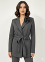 Giacca con cintura e spilla DORABELLA