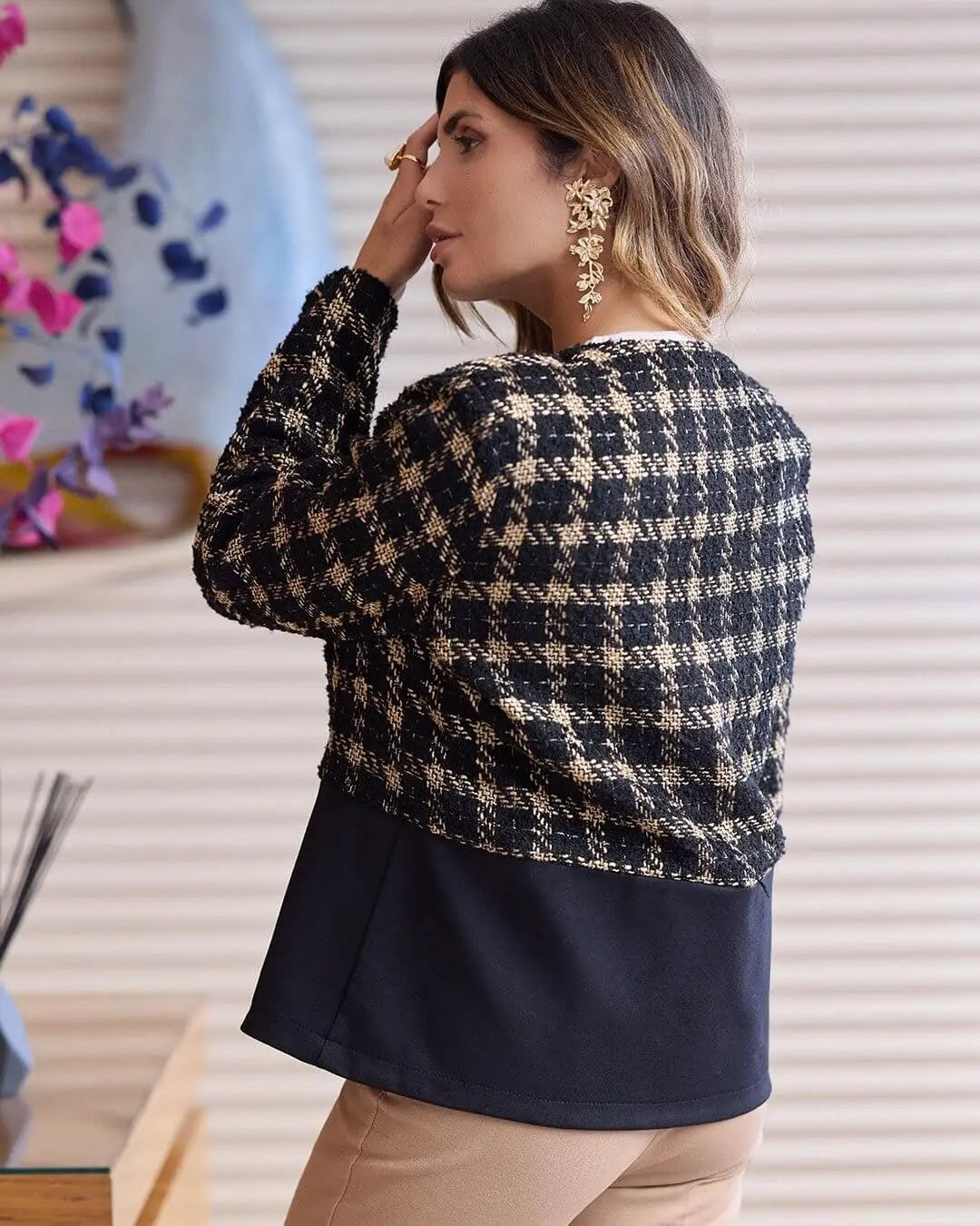 Giacca con zip in tweed di misto viscosa bicolore con inserto tinta unita sul fondo. NERO DORABELLA