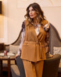 Gilet in crêpe elasticizzato tinta unita con cintura in vita e spilla con fantasia floreale astratt NOCE DORABELLA XXL