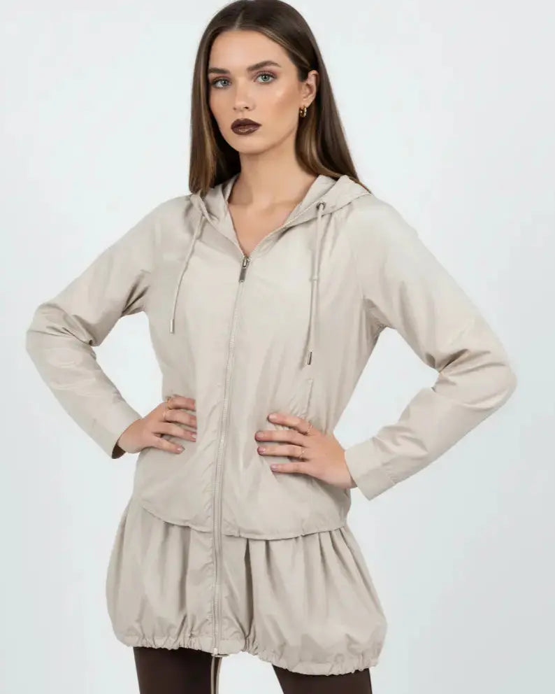 Giubbino leggero con cappuccio e design asimmetrico con balza DORABELLA