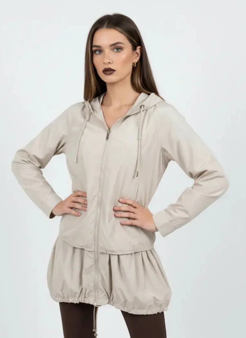 Giubbino leggero con cappuccio e design asimmetrico con balza DORABELLA
