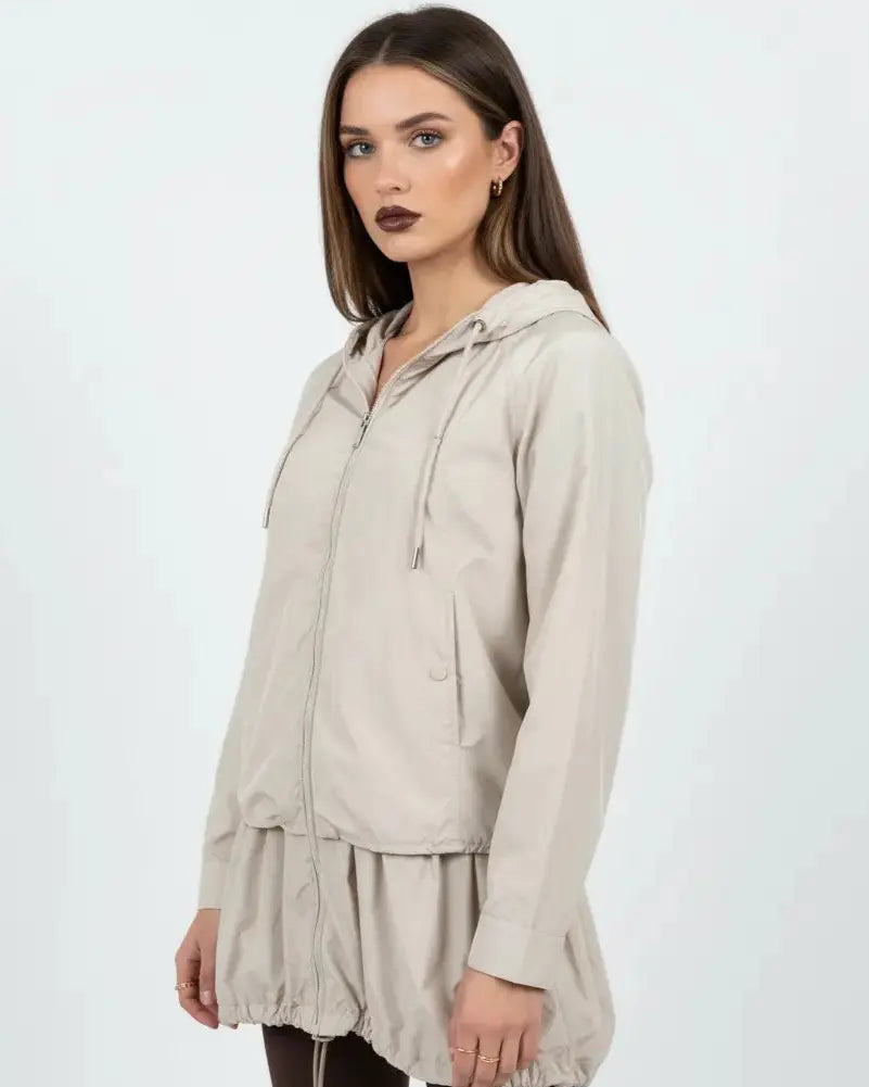 Giubbino leggero con cappuccio e design asimmetrico con balza DORABELLA