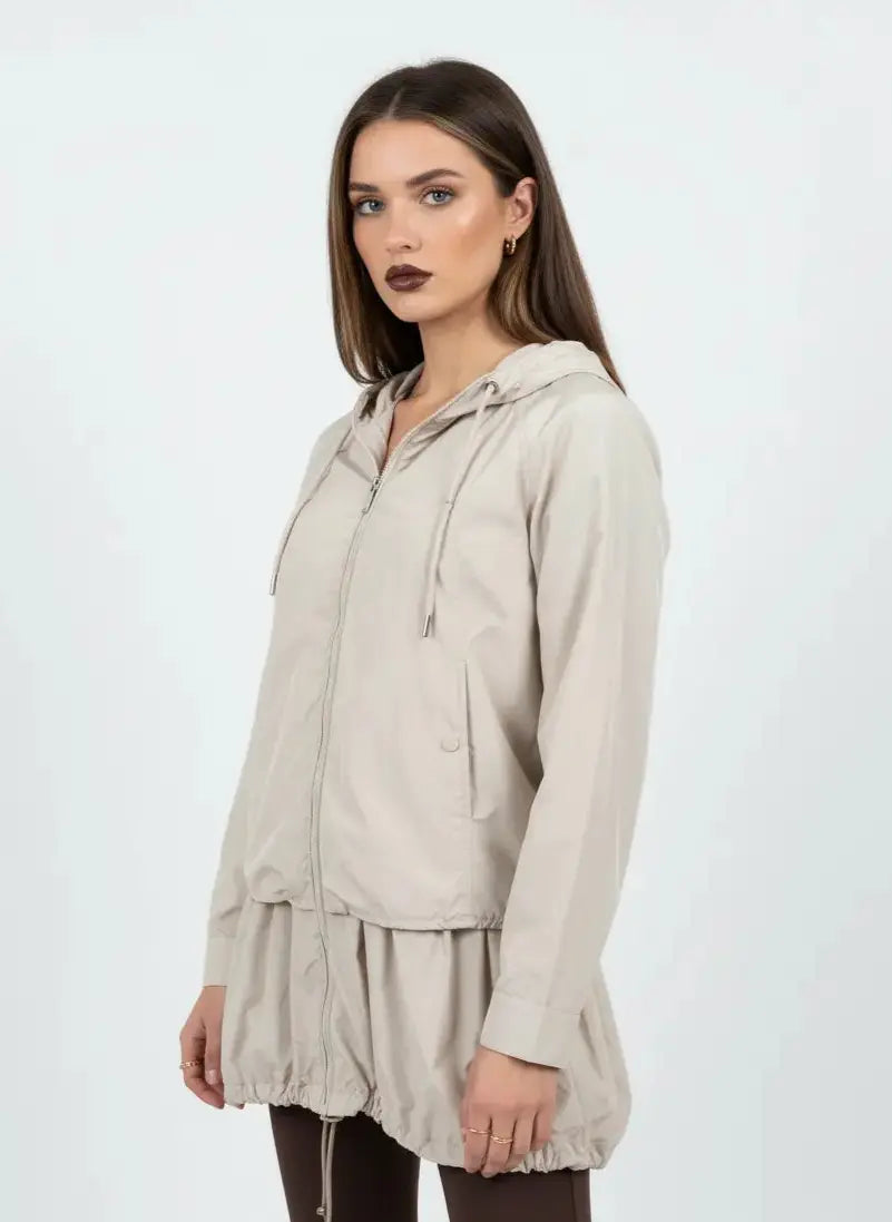 Giubbino leggero con cappuccio e design asimmetrico con balza DORABELLA