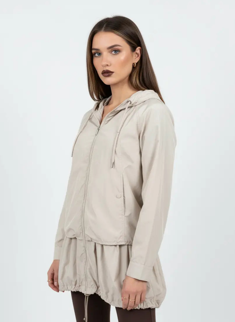 Giubbino leggero con cappuccio e design asimmetrico con balza DORABELLA