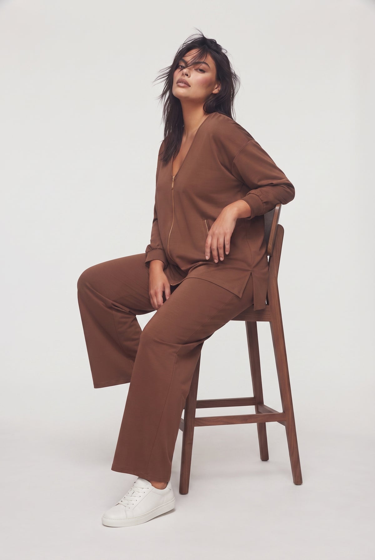 Coordinato felpa scollo a V e pantalone palazzo
