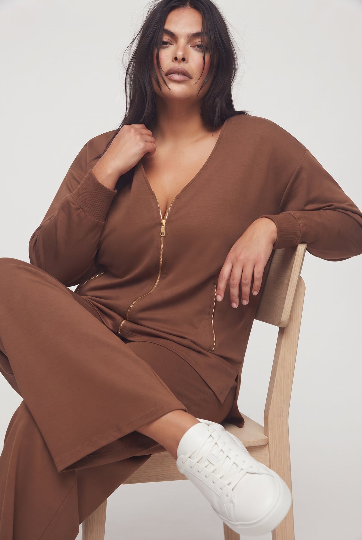Coordinato felpa scollo a V e pantalone palazzo