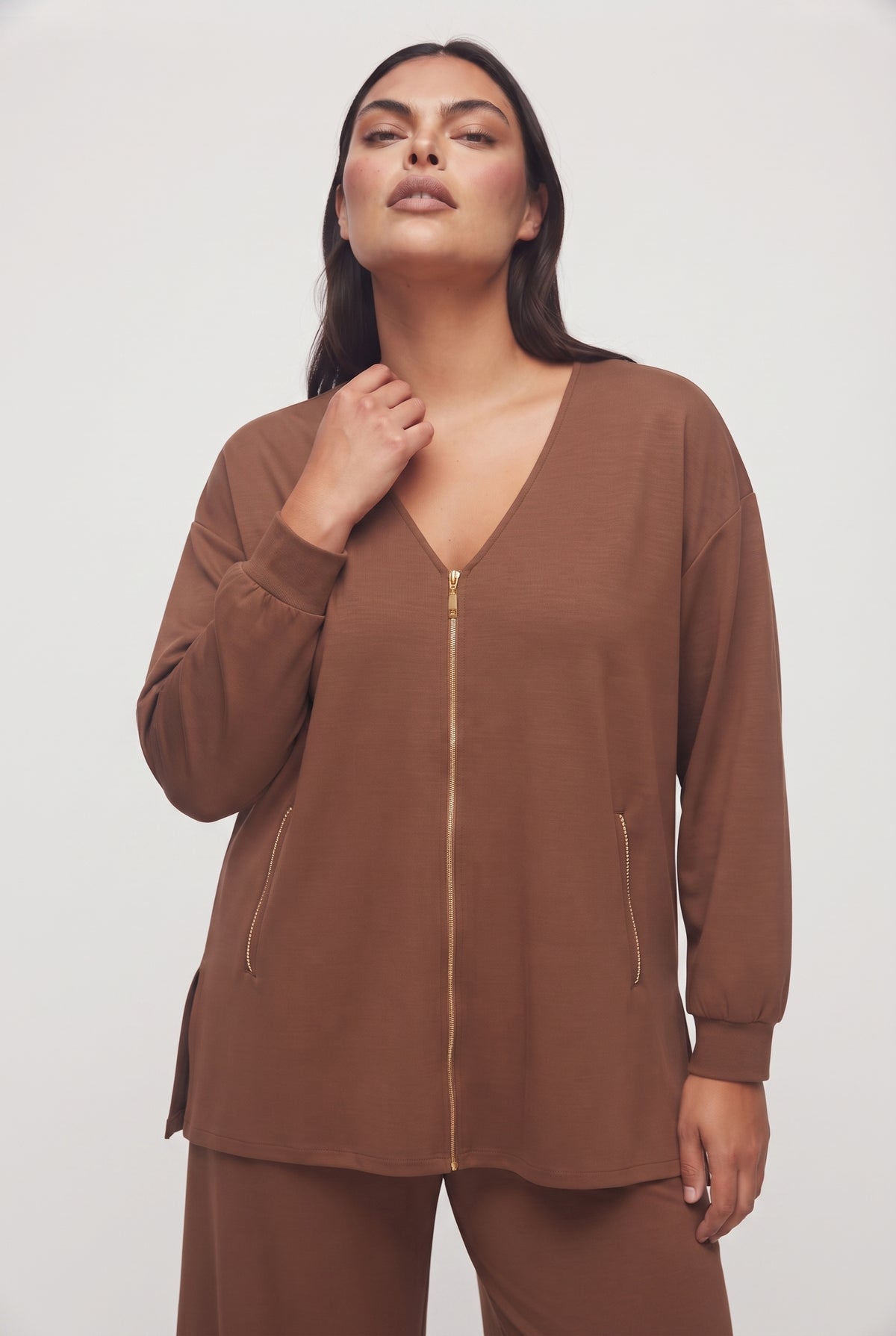 Coordinato felpa scollo a V e pantalone palazzo