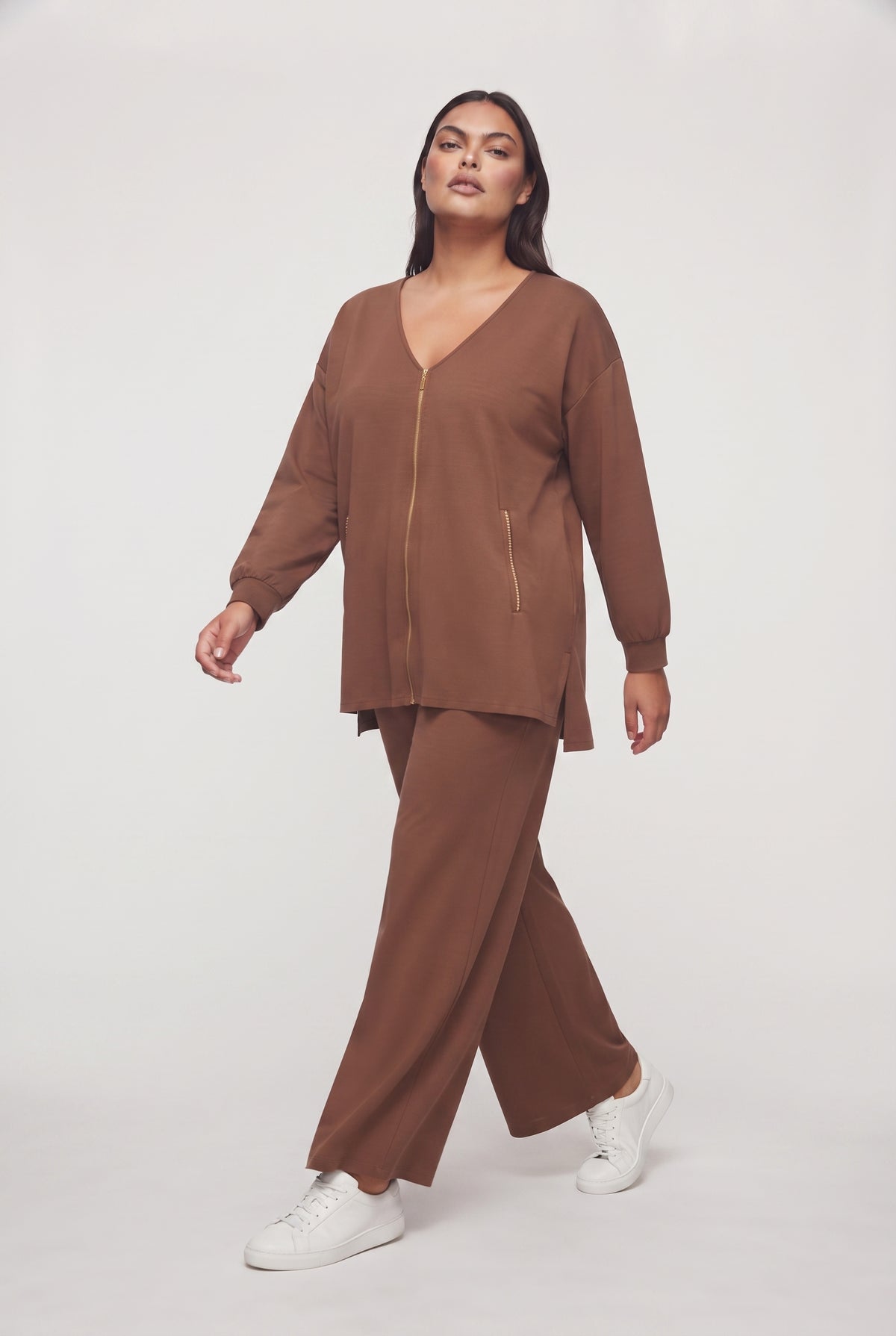 Coordinato felpa scollo a V e pantalone palazzo