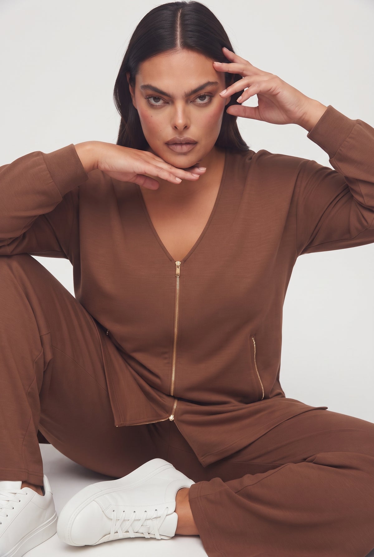 Coordinato felpa scollo a V e pantalone palazzo