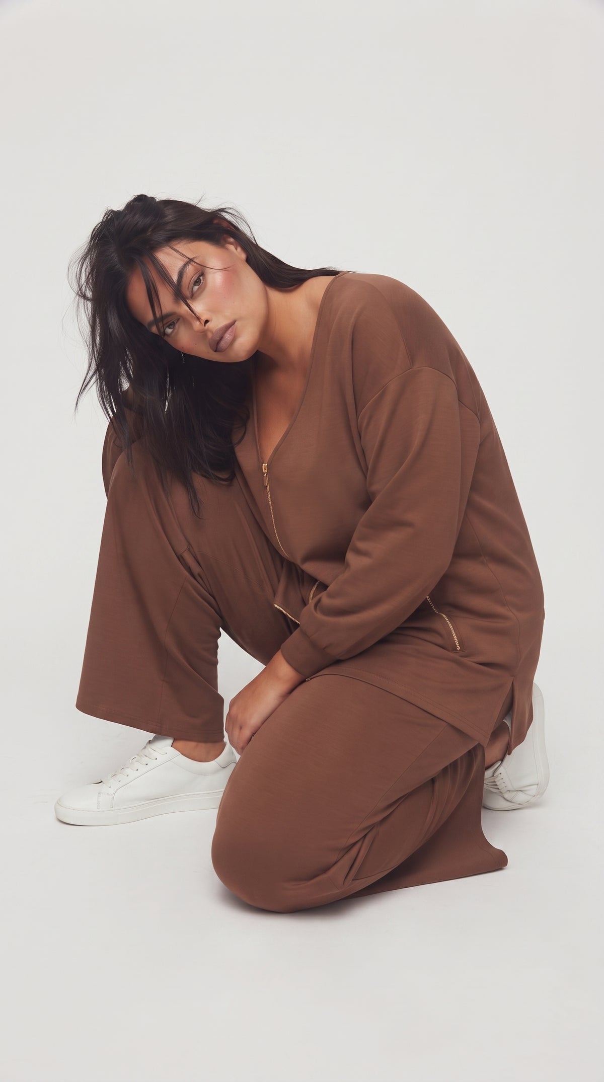 Coordinato felpa scollo a V e pantalone palazzo
