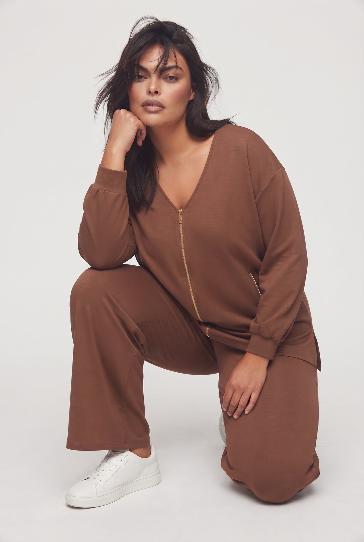 Coordinato felpa scollo a V e pantalone palazzo