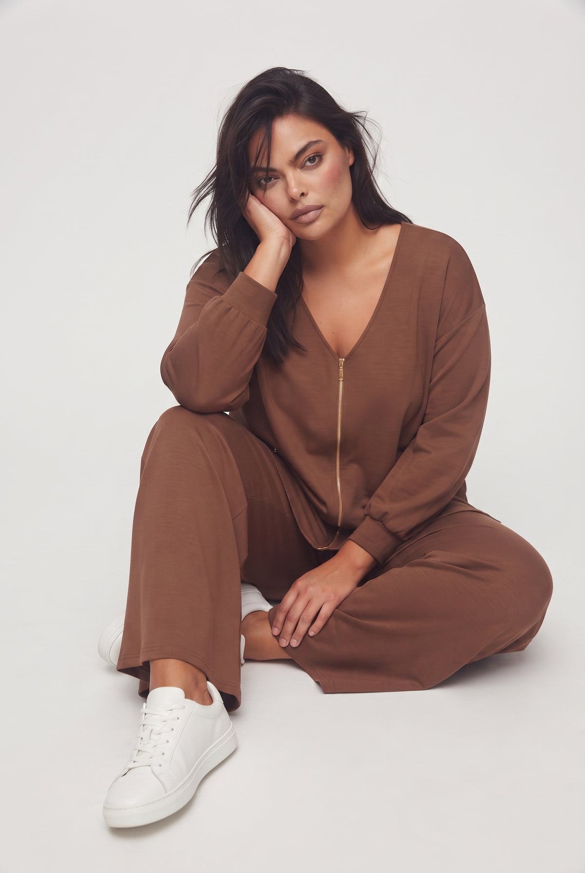 Coordinato felpa scollo a V e pantalone palazzo