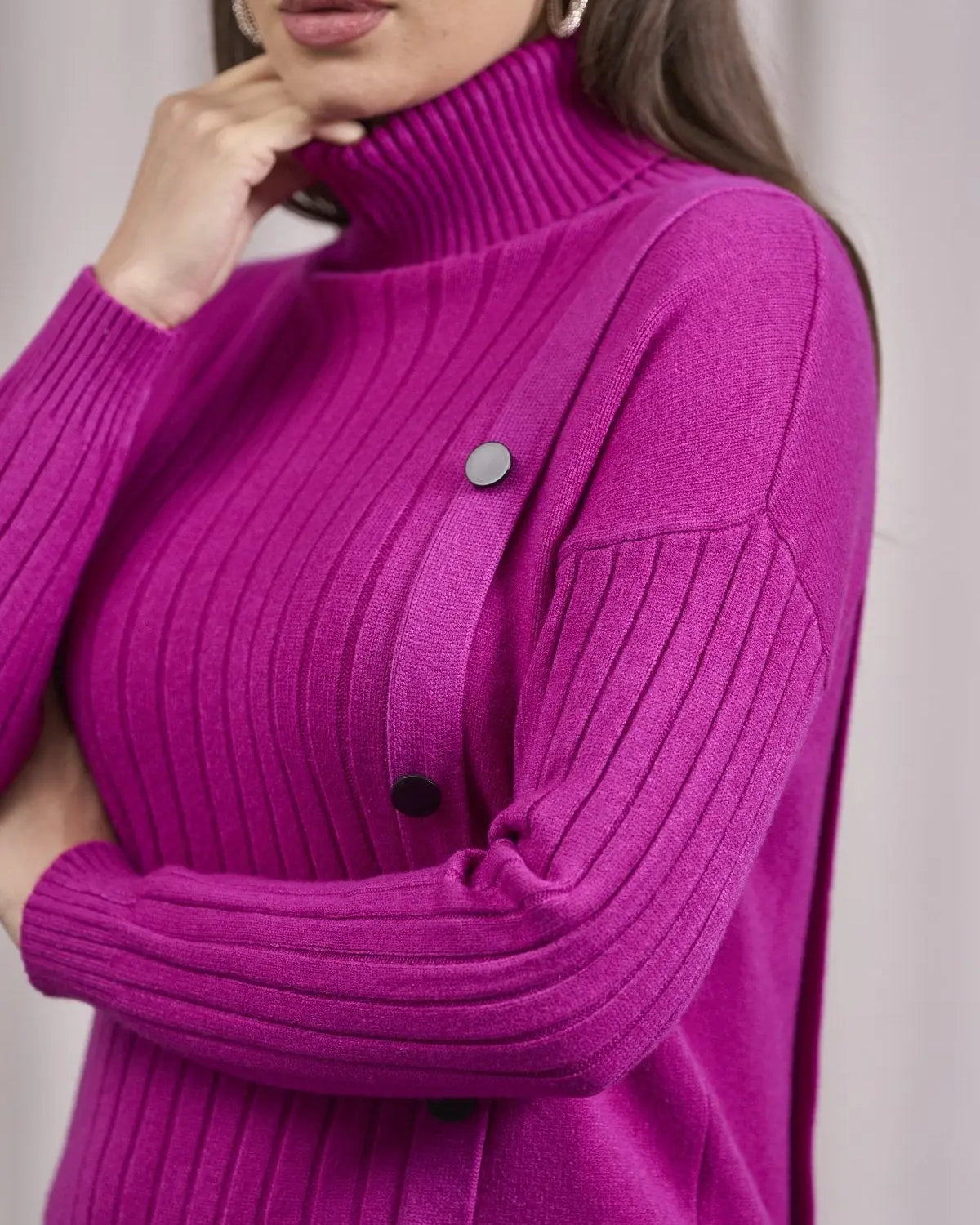 Maglia a collo alto con bottoni laterali MAGENTA DORABELLA