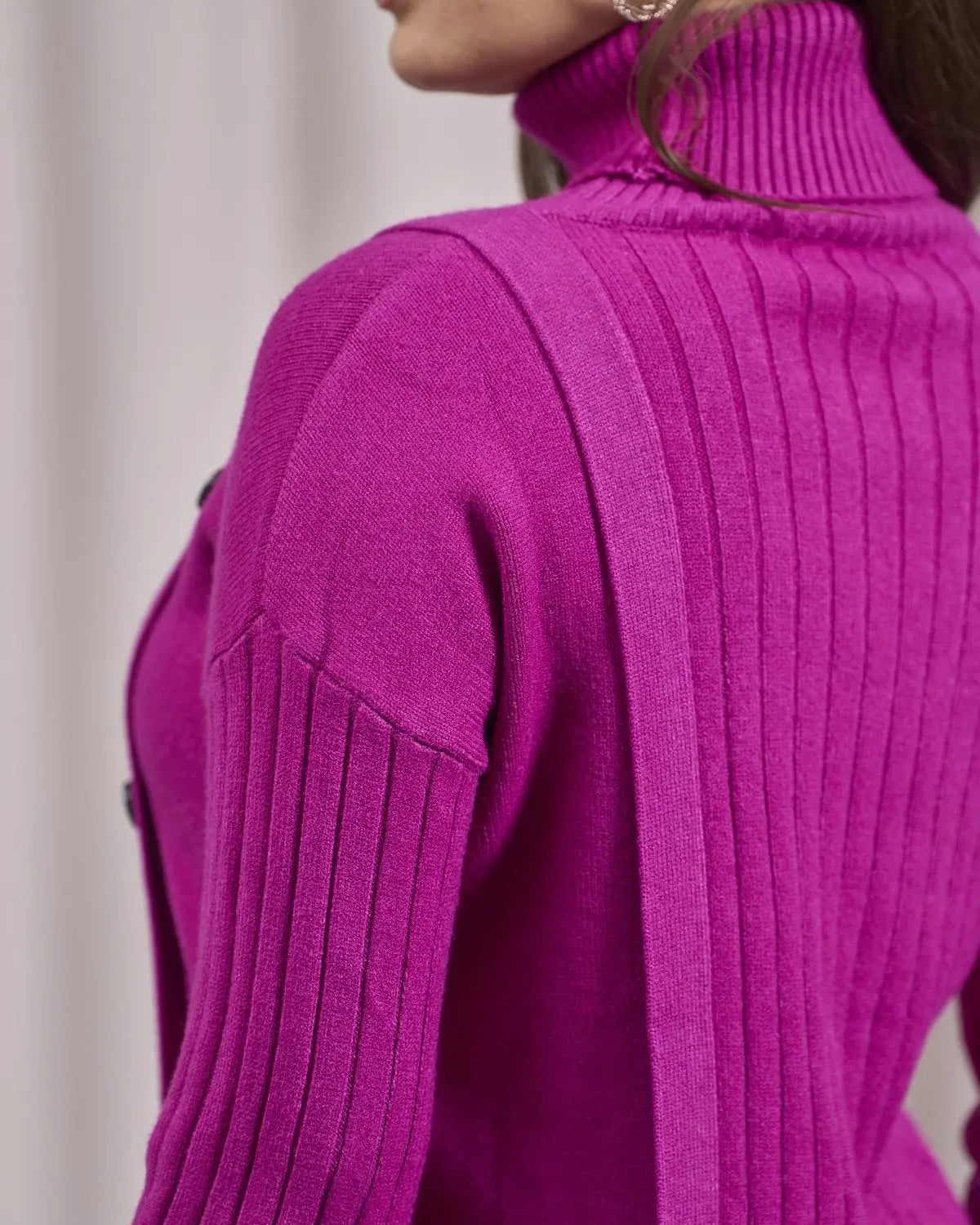 Maglia a collo alto con bottoni laterali MAGENTA DORABELLA