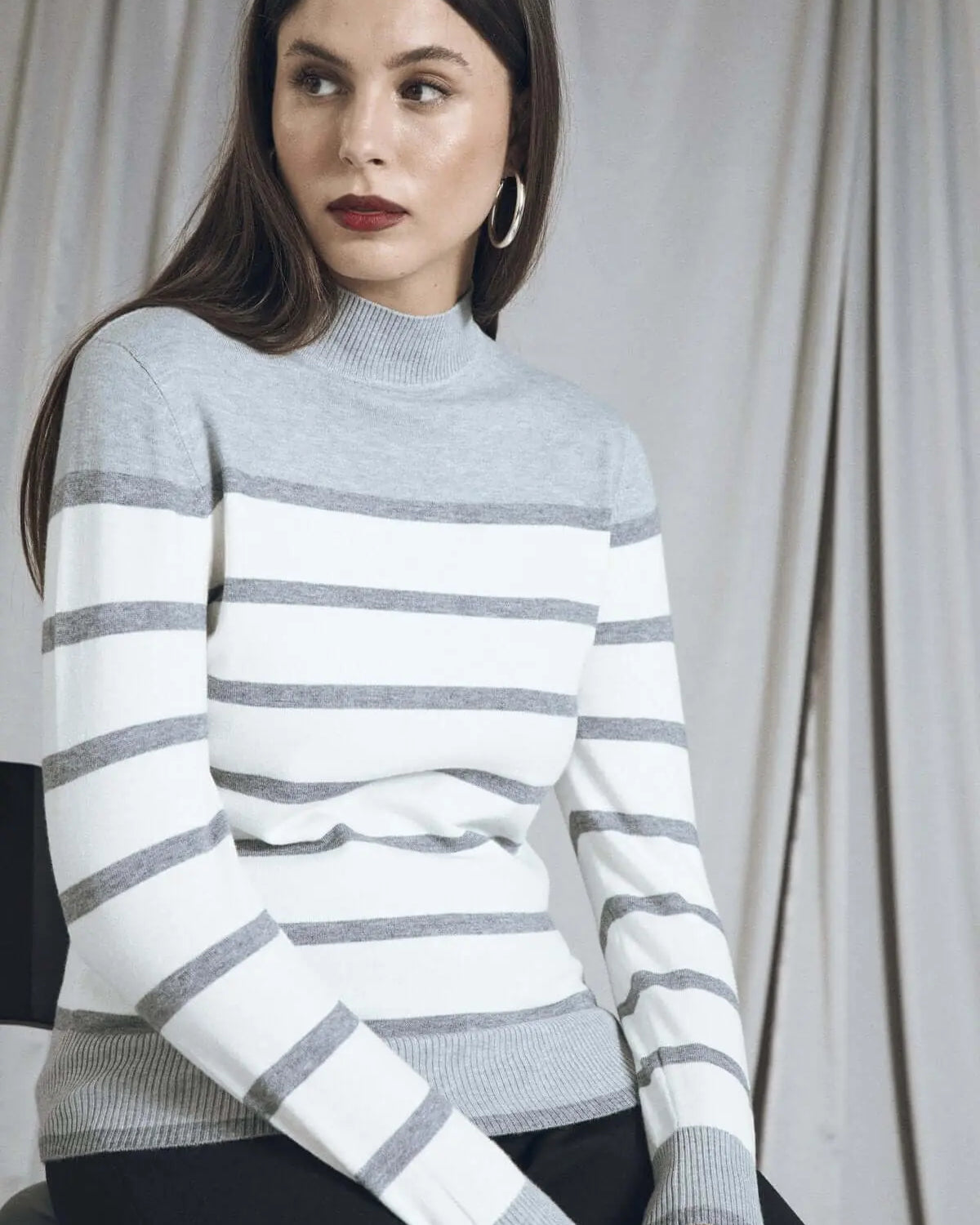 Maglia a collo alto con motivo a righe bicolor GRIGIO MEDIO DORABELLA