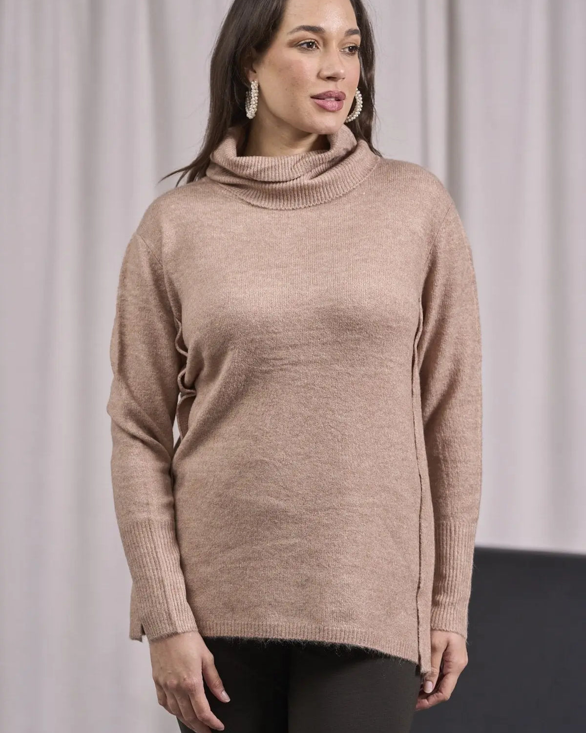 Maglia a collo alto risvoltato e spacchi CAMMELLO DORABELLA