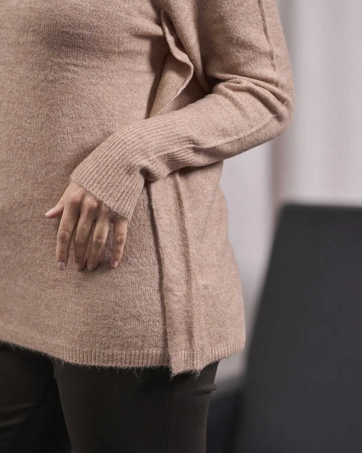 Maglia a collo alto risvoltato e spacchi CAMMELLO DORABELLA