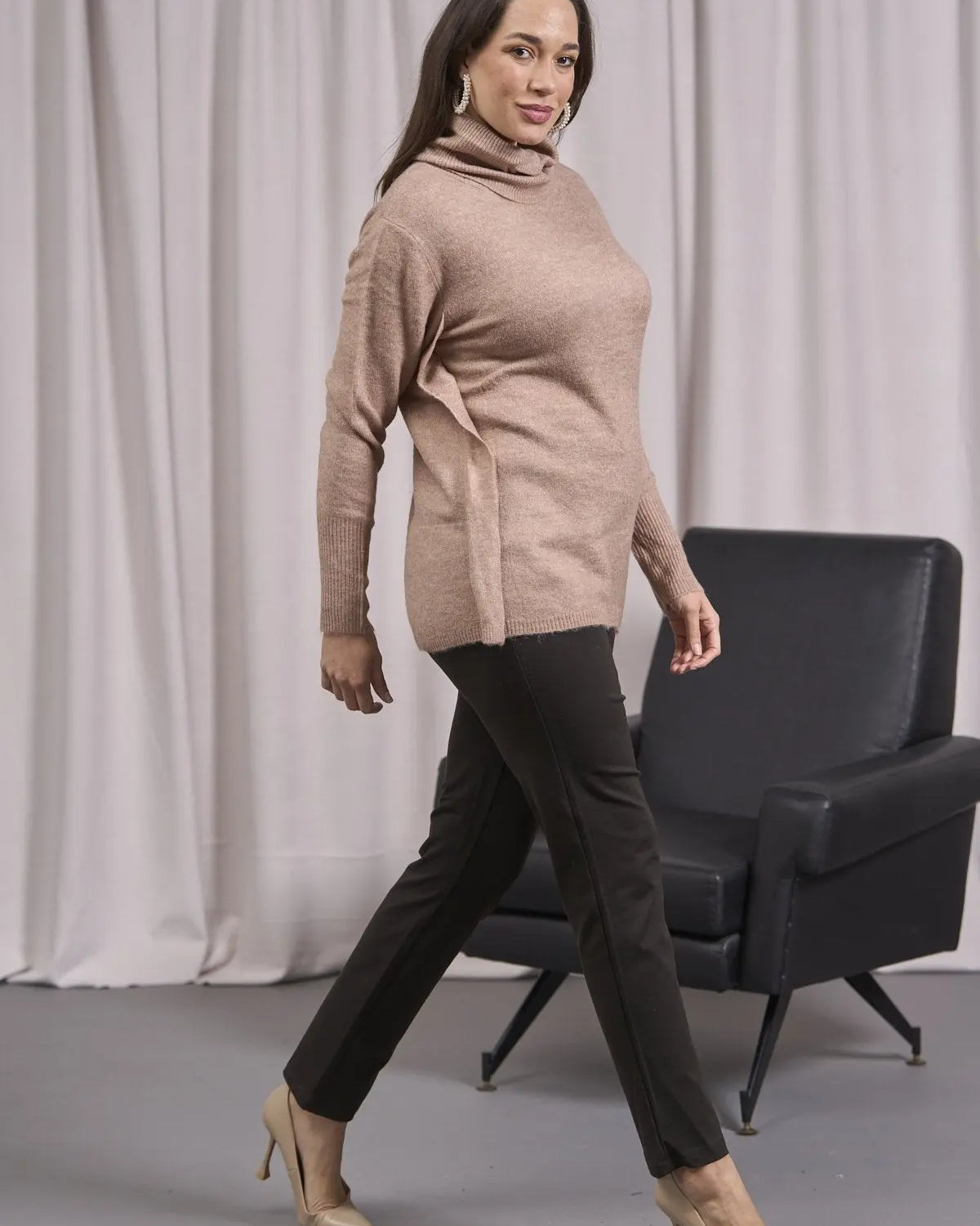 Maglia a collo alto risvoltato e spacchi CAMMELLO DORABELLA