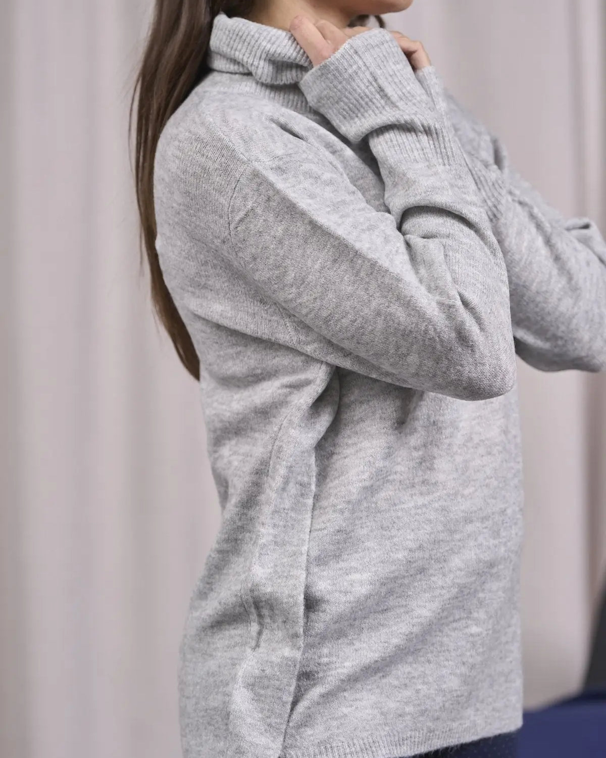 Maglia a collo alto risvoltato e spacchi GRIGIO DORABELLA