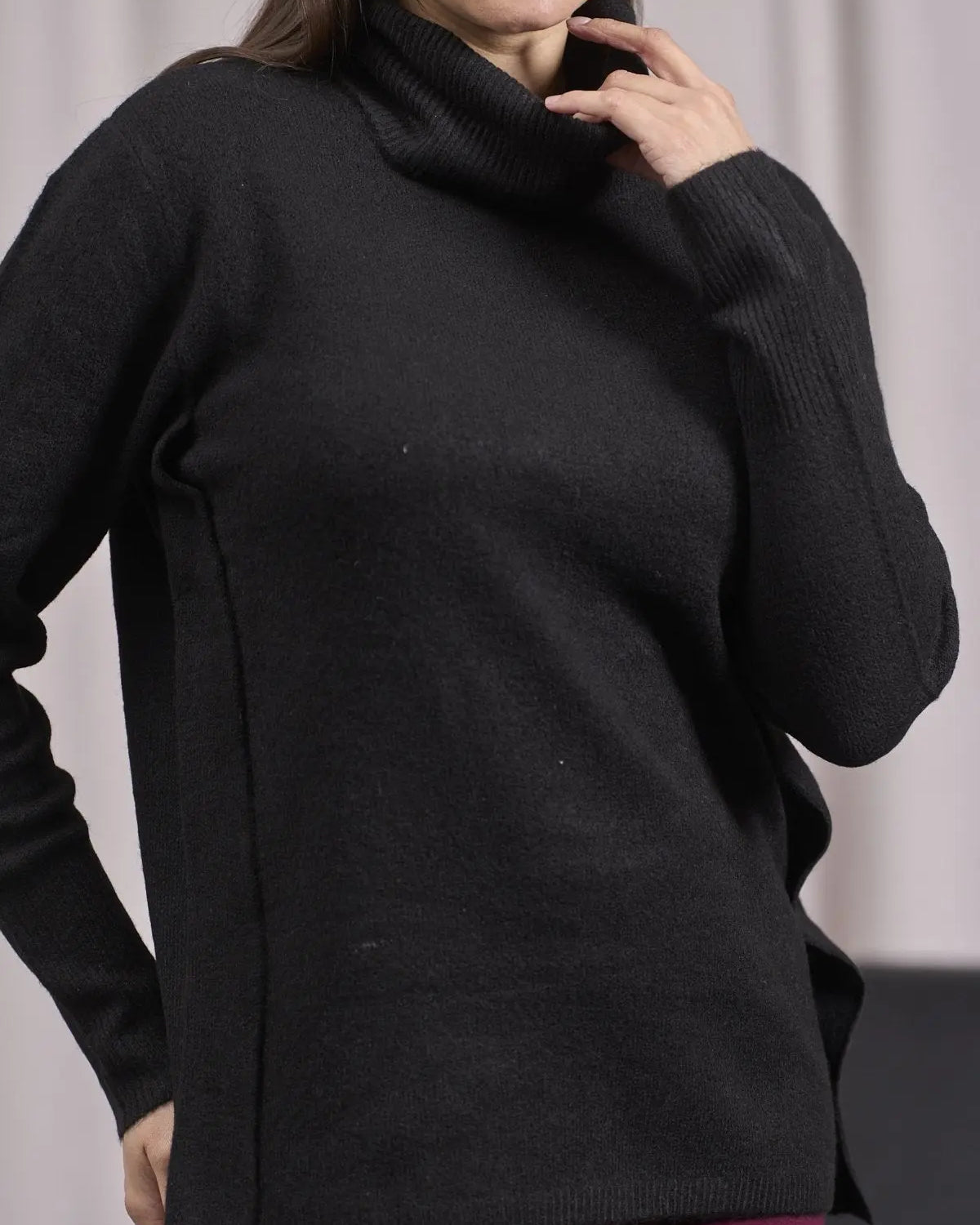 Maglia a collo alto risvoltato e spacchi NERO DORABELLA