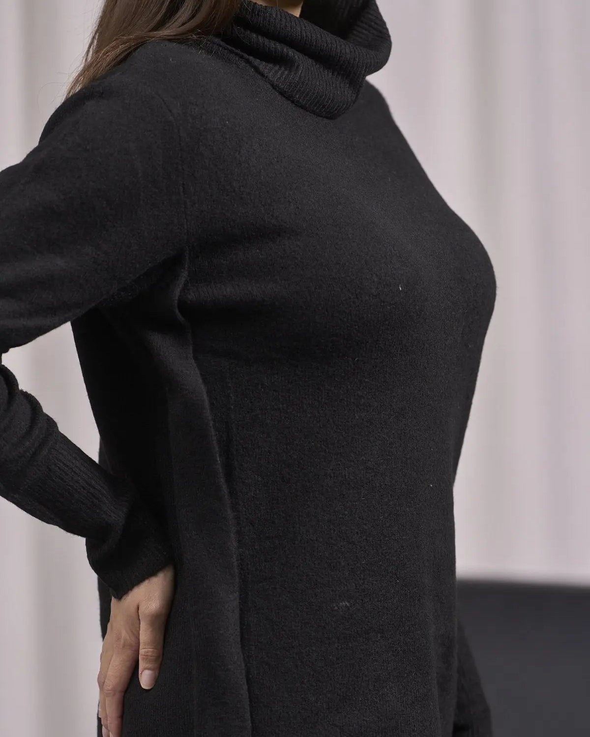 Maglia a collo alto risvoltato e spacchi NERO DORABELLA