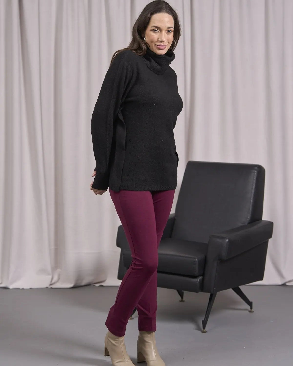 Maglia a collo alto risvoltato e spacchi NERO DORABELLA