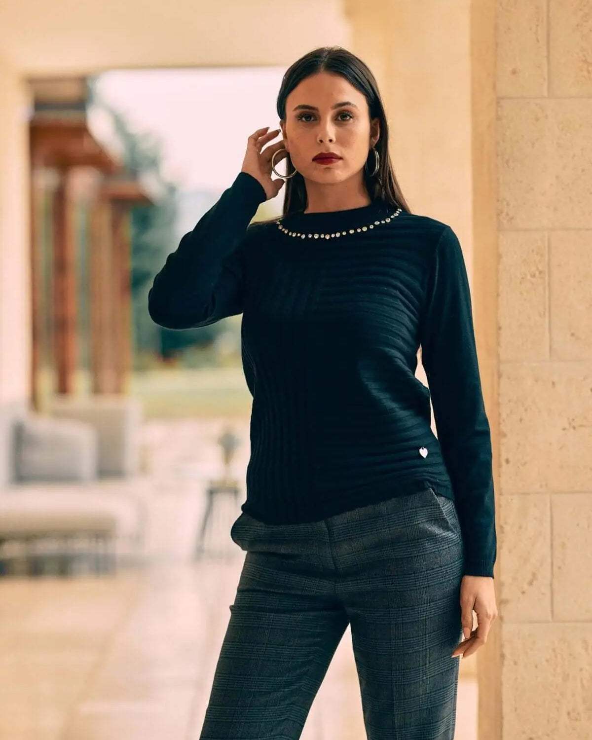 Maglia a girocollo con applicazioni gioiello sullo scollo NERO DORABELLA