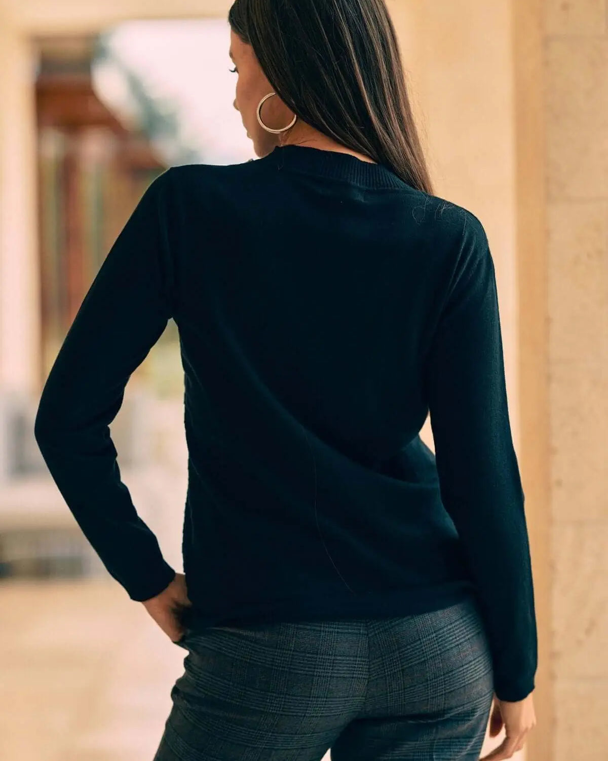 Maglia a girocollo con applicazioni gioiello sullo scollo NERO DORABELLA