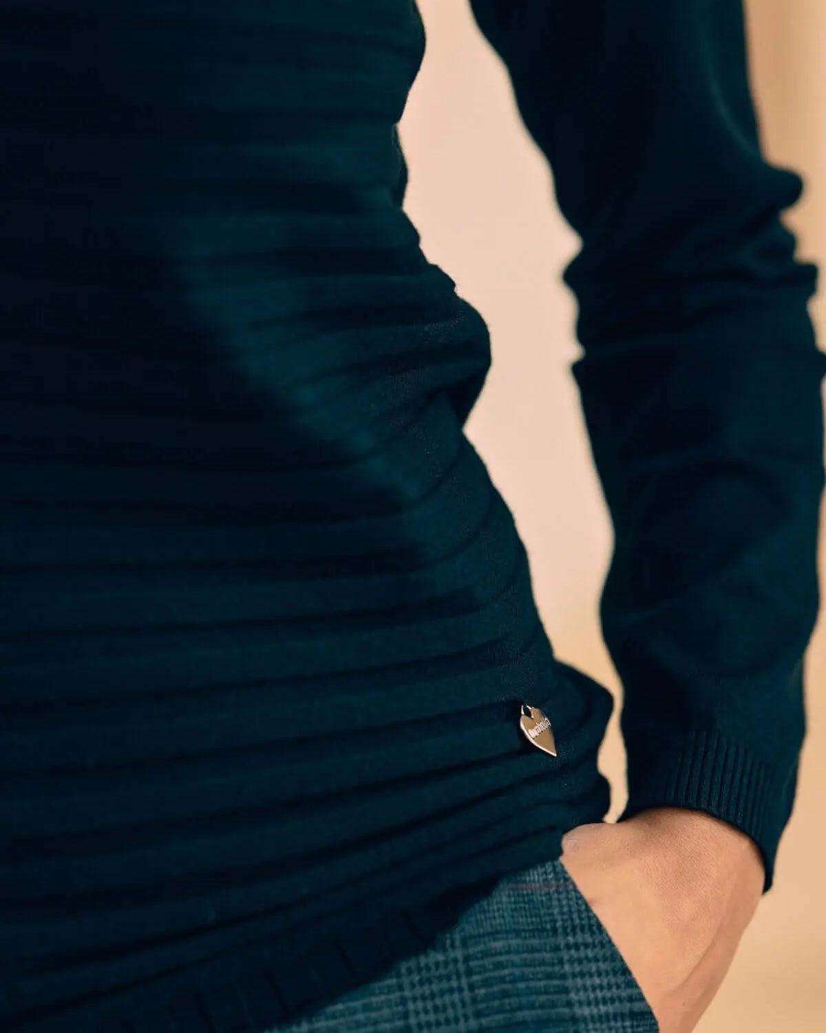 Maglia a girocollo con applicazioni gioiello sullo scollo NERO DORABELLA