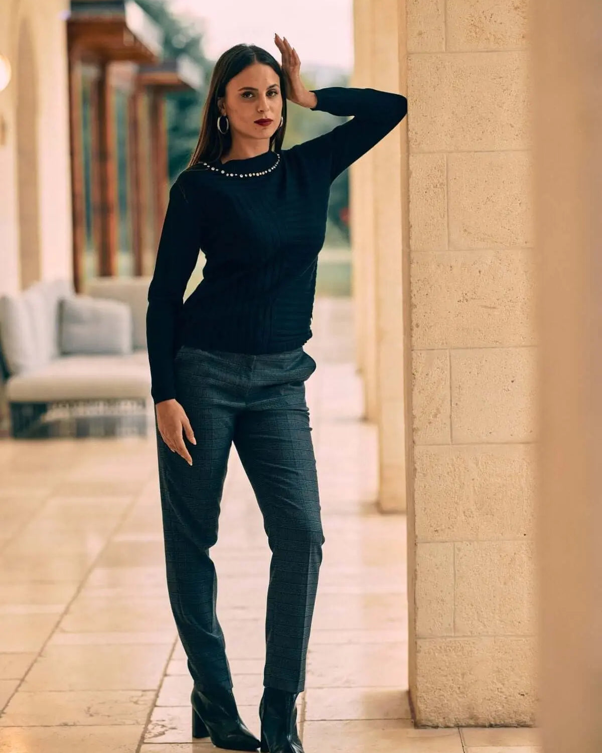 Maglia a girocollo con applicazioni gioiello sullo scollo NERO DORABELLA