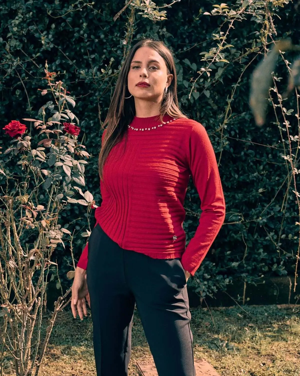 Maglia a girocollo con applicazioni gioiello sullo scollo ROSSO DORABELLA XL