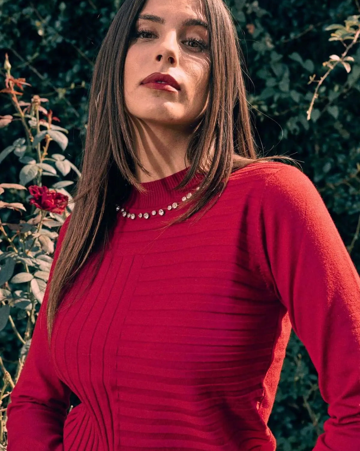 Maglia a girocollo con applicazioni gioiello sullo scollo ROSSO DORABELLA