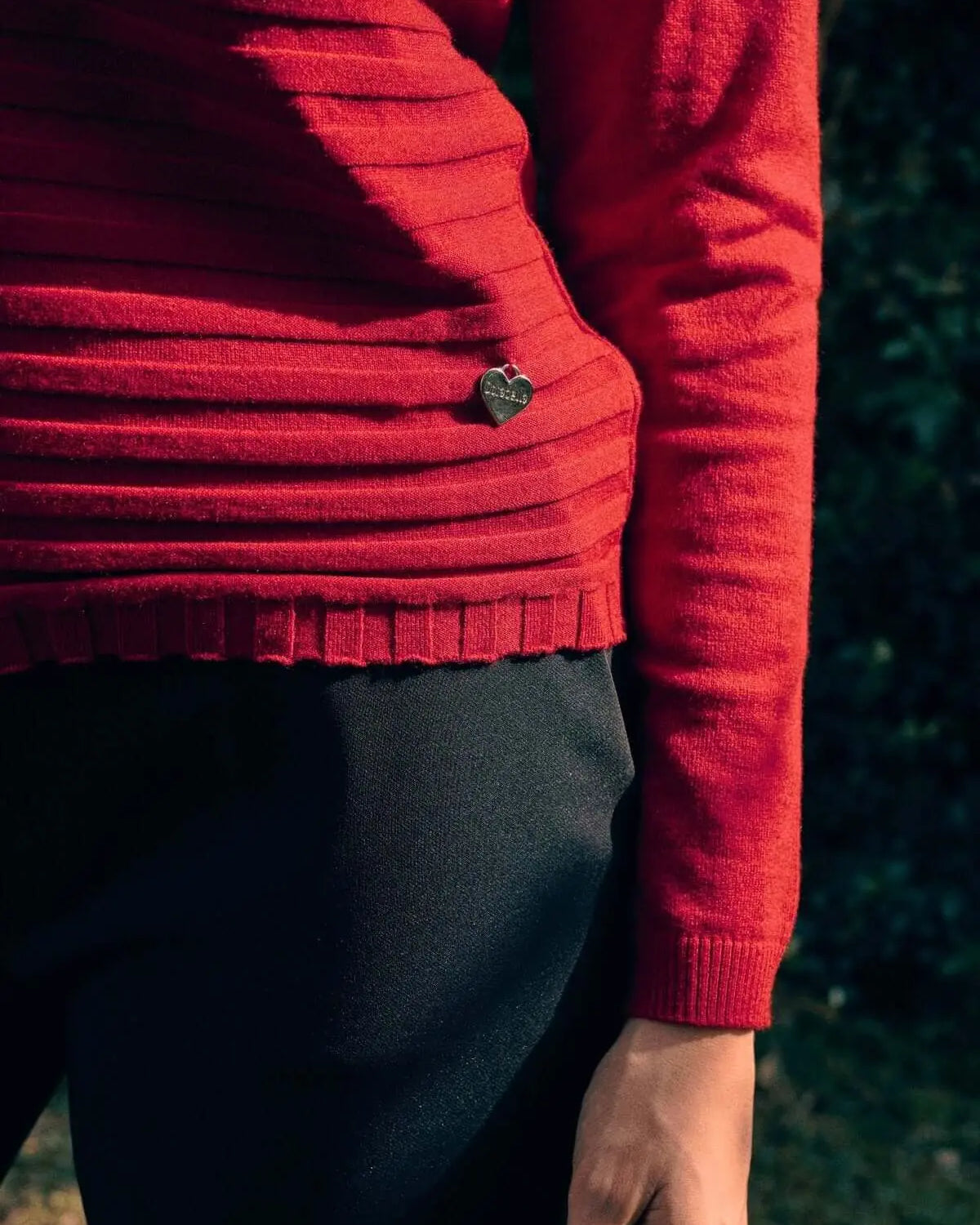 Maglia a girocollo con applicazioni gioiello sullo scollo ROSSO DORABELLA