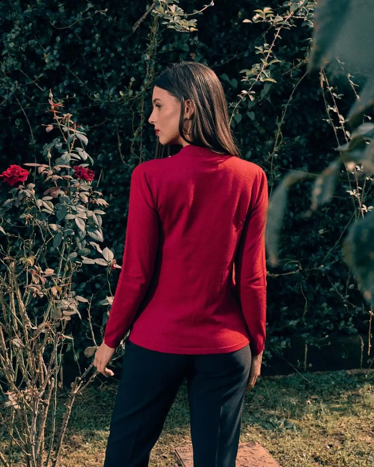 Maglia a girocollo con applicazioni gioiello sullo scollo ROSSO DORABELLA