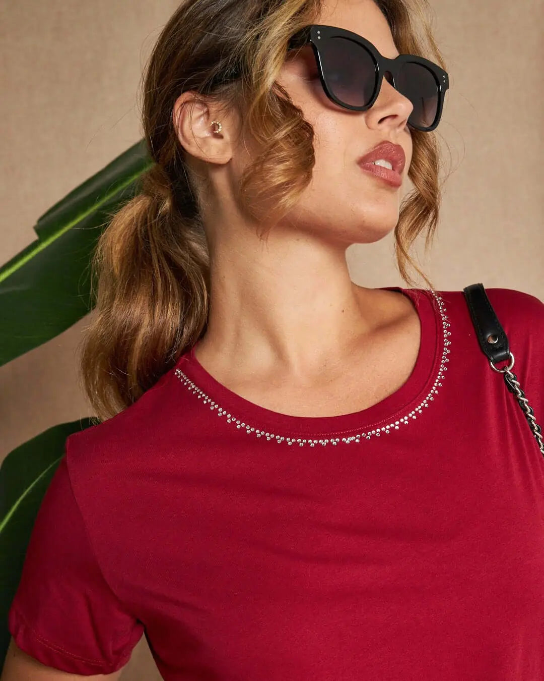 Maglia a maniche corte in filato di cotone tinta unita con decorazioni di strass sullo scollo. BORDEAUX DORABELLA XXL