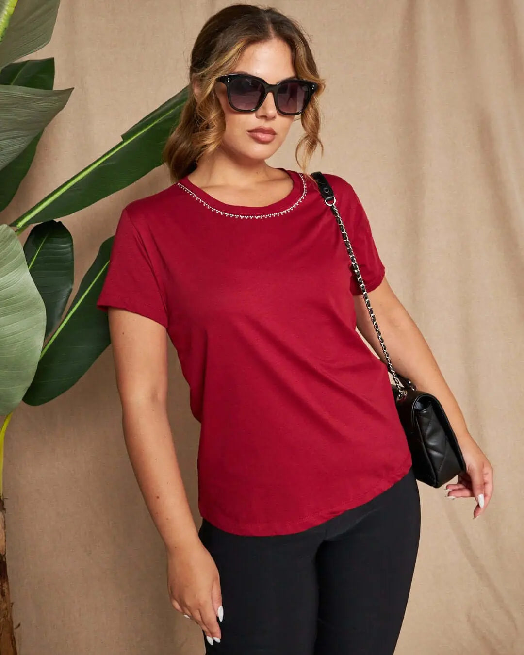 Maglia a maniche corte in filato di cotone tinta unita con decorazioni di strass sullo scollo. BORDEAUX DORABELLA