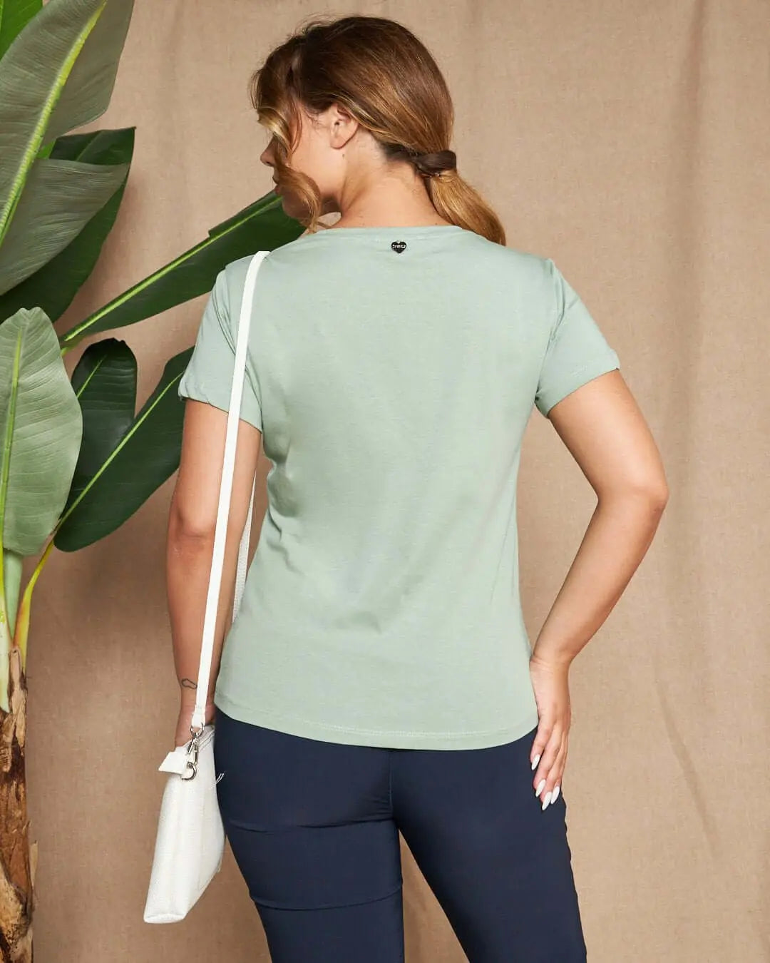 Maglia a maniche corte in filato di cotone tinta unita con decorazioni di strass sullo scollo. MENTA DORABELLA