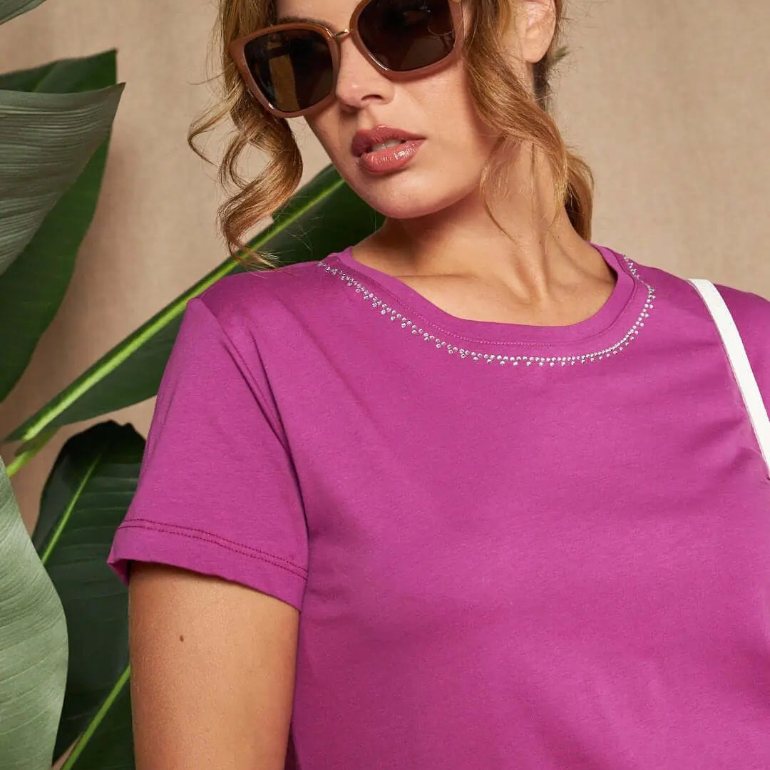 Maglia a maniche corte in filato di cotone tinta unita con decorazioni di strass sullo scollo. ORCHIDEA DORABELLA XXL