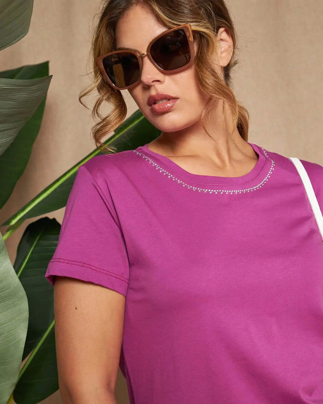 Maglia a maniche corte in filato di cotone tinta unita con decorazioni di strass sullo scollo. ORCHIDEA DORABELLA XXL