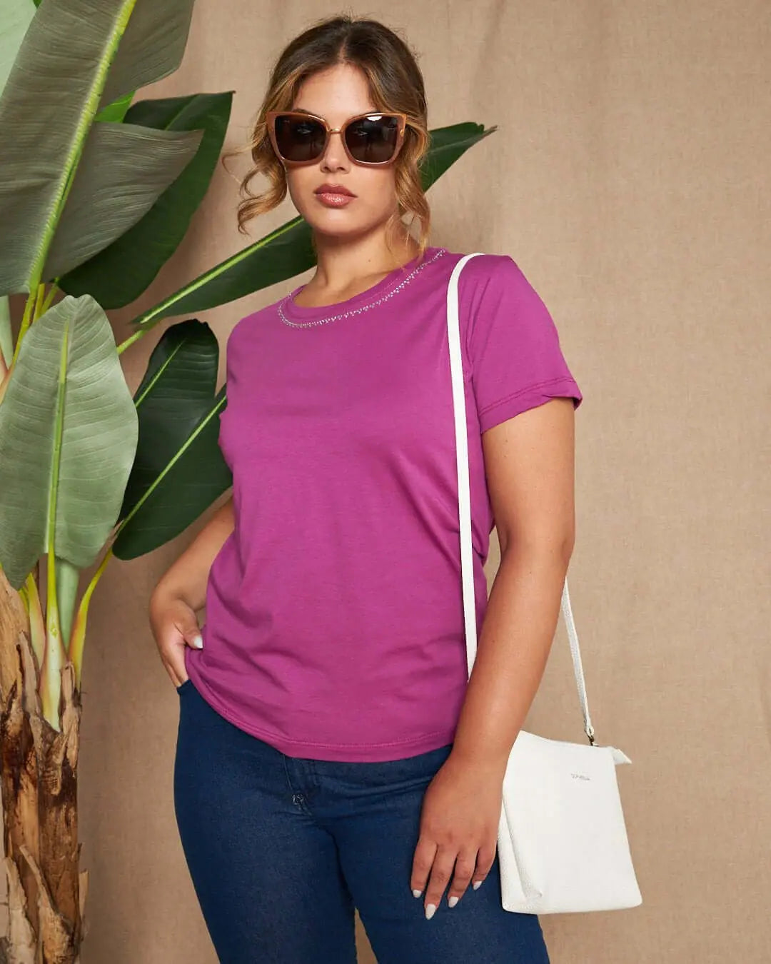 Maglia a maniche corte in filato di cotone tinta unita con decorazioni di strass sullo scollo. ORCHIDEA DORABELLA